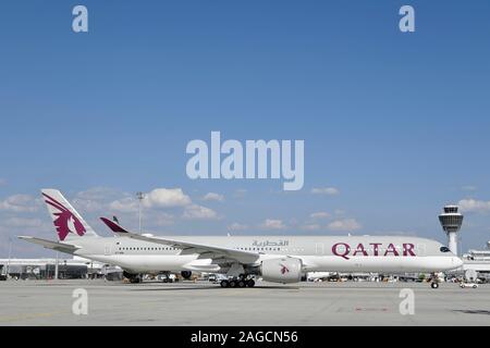 Qatar Airways, Airbus A350-1000, en face du Terminal 1 avec tour, l'aéroport de Munich, Haute-Bavière, Bavière, Allemagne Banque D'Images