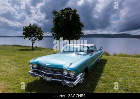 American Vintage, voiture Cadillac Sedan de Ville, construit 1959, derrière le lac Glafsfjorden, Arvika, Vaermland, Suède Banque D'Images