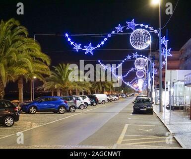 Quarteira, Portugal, 16 décembre 2019. Les rues de Quarteira décorées avec éclairage de fête pour célébrer Noël. Banque D'Images