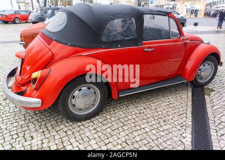 Faro, Portugal. Une voiture Volkswagen Beetle rouge à toit souple garée à Faro, Portugal Banque D'Images