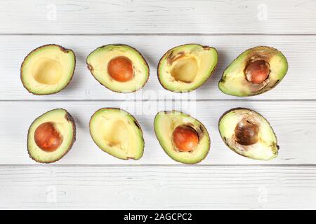 Les moitiés d'avocat sur les tableaux blancs 24, Vue de dessus. Organisé à partir de fruits verts de blettes Banque D'Images