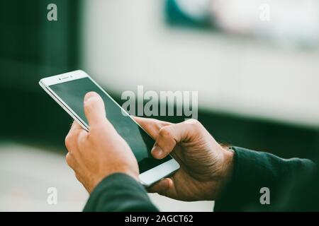 L'homme qui tient le téléphone dans sa main Banque D'Images