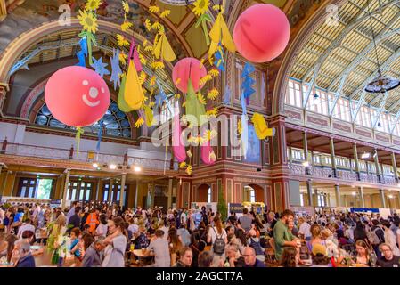 Grand marché de conception pour des achats de Noël au Palais royal des expositions à Melbourne, Australie Banque D'Images