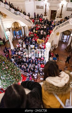 Harrisburg, Pennsylvanie, USA. 18 Dec 2019. À la suite d'une série de fermetures d'écoles sur l'amiante concerne les élèves, les enseignants, les chefs religieux, les législateurs et les représentants syndicaux se sont ralliés à l'Assemblée demande au gouvernement de l'état pour accéder aux fonds disponibles pour investir dans les infrastructures essentielles. 18 Décembre, 2019. Crédit : Chris Baker Fondation Evens / Alamy Live News Banque D'Images