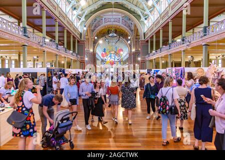 Grand marché de conception pour des achats de Noël au Palais royal des expositions à Melbourne, Australie Banque D'Images