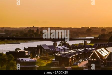 Vue sur des maisons modernes et de la ville de rhenen en pont durant le coucher du soleil, ville rustique aux Pays-Bas Banque D'Images