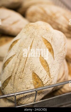 Dose verticale de délicieux pain au levain fraîchement cuit avec du bon décoration Banque D'Images