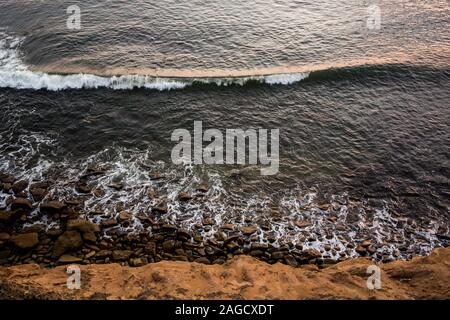 Belle photo des vagues de mer qui se brisent sur la plage - idéal pour un papier peint Banque D'Images