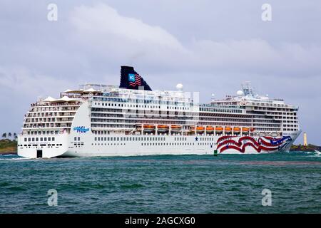 Norwegian Cruise Lines (NCL) croisière bateau tandis qu'il quitte le port de sur Kauai, Hawaii, USA. Banque D'Images