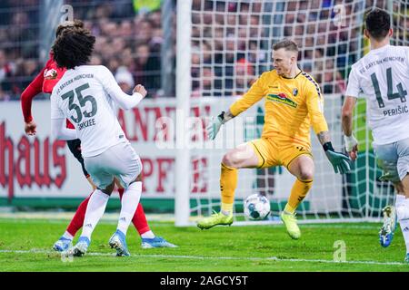 18 décembre 2019, Bade-Wurtemberg, Freiburg im Breisgau : Soccer : Bundesliga, SC Freiburg - FC Bayern Munich, 16e journée dans le stade de la Forêt-Noire. Zirkzee Joshua de Munich (2e de gauche) l'objectif de 1:2 contre l'attaquant Mark Flekken (2e à partir de la droite) de Freiburg. Photo : Uwe Anspach/DPA - NOTE IMPORTANTE : en conformité avec les exigences de la DFL Deutsche Fußball Liga ou la DFB Deutscher Fußball-Bund, il est interdit d'utiliser ou avoir utilisé des photographies prises dans le stade et/ou la correspondance dans la séquence sous forme d'images et/ou vidéo-comme des séquences de photos. Banque D'Images