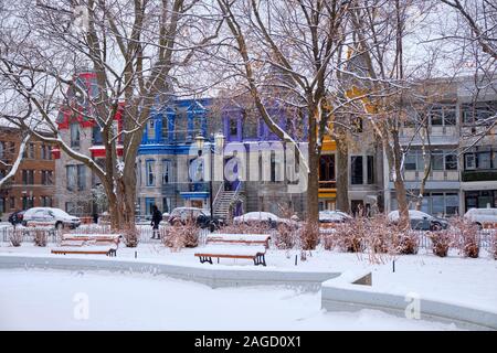 Montréal, Québec, Canada. 18 décembre 2019. Maison colorée le long de la place St-Louis (carré Saint-Louis) dans le quartier du plateau de Montréal, avec des trottoirs glissants actuels quand les conditions hivernales frappent la ville. La neige a chuté toute la journée, l'accumulation totale devrait atteindre 7 à 10 cm d'ici minuit, ce qui devrait faire baisser les températures à -15 °C. Banque D'Images