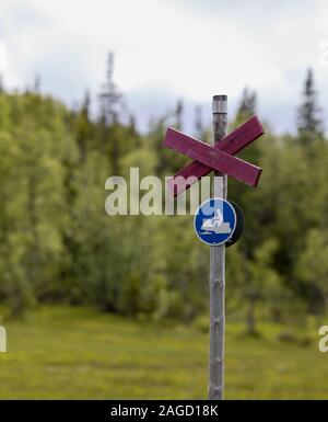 Sentier de randonnée et panneau de piste de motoneige sur le chemin de Korallgrottan, près de Stora Blåsjön, Vildmarksvägen (route de la nature), Suède Banque D'Images