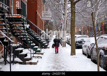 Montréal, Québec, Canada. 18 décembre 2019. Maison colorée le long de la place St-Louis (carré Saint-Louis) dans le quartier du plateau de Montréal, avec des trottoirs glissants actuels quand les conditions hivernales frappent la ville. La neige a chuté toute la journée, l'accumulation totale devrait atteindre 7 à 10 cm d'ici minuit, ce qui devrait faire baisser les températures à -15 °C. Banque D'Images