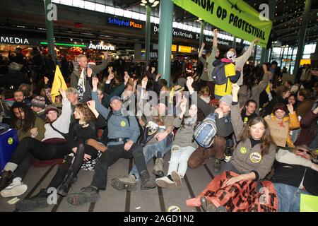 Greenpeace et l'extinction des rébellions des activistes protestent contre l'aéroport de Schiphol le 14 décembre 2019 à Amsterdam, Pays-Bas. Des études Banque D'Images