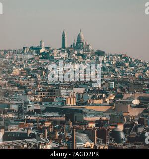 Photo de la Basilique du Sacré coeur de Paris au coucher du soleil, entouré par toute la ville Banque D'Images