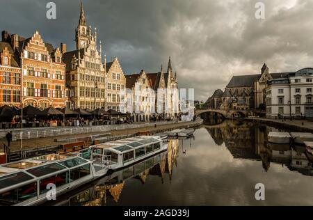 Graslei quay dans le centre-ville historique de Gand, avec pont de bateaux et de vieux bâtiments flamand, Belgique Banque D'Images