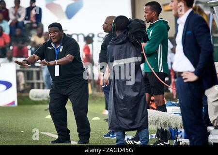 Kampala, Ouganda. 17 Dec 2019. Mgunda Juma (entraîneur-chef, Tanzanie) des signaux aux joueurs. L'Ouganda, Tanzanie v demi-finale Senior CECAFA Challenge Cup 2019. Star fois Stadium à Lugogo. XtraTimeSports (Crédit : Darren McKinstry) / Alamy. Banque D'Images