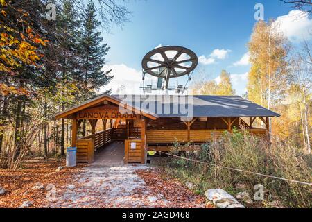 Le Karst morave, RÉPUBLIQUE TCHÈQUE - 29 octobre 2019 - gare supérieure du téléphérique près du Macocha dans la forêt, dit s'ensoleillée, ciel bleu. Banque D'Images