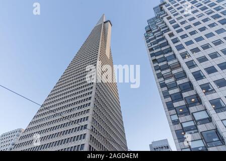 SAN FRANCISCO, États-unis - Jan 05, 2019 : un angle faible coup de gratte-ciel modernes avec des fenêtres bleues à San Francisco sous un ciel bleu Banque D'Images