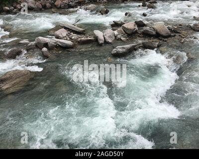 Paysage d'une rivière à écoulement rapide avec de grandes pierres en elle dans une forêt Banque D'Images