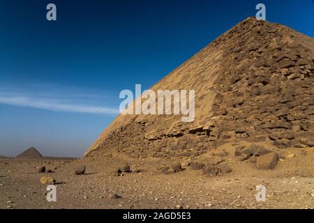 12 novembre, 2019, LE CAIRE, ÉGYPTE - pyramide rhomboïdale est une pyramide de l'Égypte ancienne, la première, située à la nécropole royale de Dahchour en dehors du Caire Egypte Banque D'Images