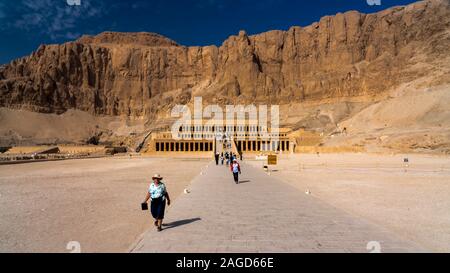 18 novembre 2019, la Vallée des Rois, Egypte, temple funéraire d'Hatshepsout construit pour la dix-huitième dynastie pharaon Hatshepsout est située à Deir el-Bahari près de la Vallée des Rois Banque D'Images