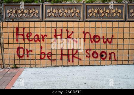 - Novembre 2019, HongKong : Graffiti lire 'entendre maintenant HK HK ou être plus tôt au cours de l' 2019 protestations HongKong, une série de démonstrations à Hongkong Banque D'Images