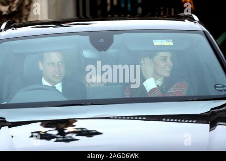 Londres, Royaume-Uni. Dec 18, 2019. Kate Middleton (duchesse de Cambridge), Prince William (duc de Cambridge), la Princesse Charlotte (centre), ont été parmi les invités comme les membres de la famille royale d'assister à Sa Majesté la Reine Elizabeth II déjeuner de Noël annuel, à Buckingham Palace, Londres, le 18 décembre 2019. Crédit : Paul Marriott/Alamy Live News Banque D'Images