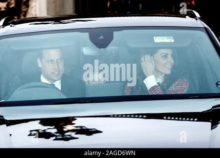 Londres, Royaume-Uni. Dec 18, 2019. Kate Middleton (duchesse de Cambridge), Prince William (duc de Cambridge), la Princesse Charlotte (centre), ont été parmi les invités comme les membres de la famille royale d'assister à Sa Majesté la Reine Elizabeth II déjeuner de Noël annuel, à Buckingham Palace, Londres, le 18 décembre 2019. Crédit : Paul Marriott/Alamy Live News Banque D'Images