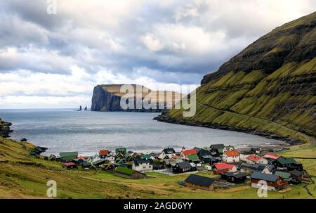 Tjornuvik village et deux piles de la mer (Risin et Kellingin) sont juste à côté de la côte nord de l'île de Eysturoy. Îles Féroé. Le Danemark. Banque D'Images