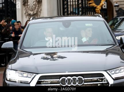 Londres, Royaume-Uni. Dec 18, 2019. Kate Middleton (duchesse de Cambridge), Prince William (duc de Cambridge), la Princesse Charlotte (centre), ont été parmi les invités comme les membres de la famille royale d'assister à Sa Majesté la Reine Elizabeth II déjeuner de Noël annuel, à Buckingham Palace, Londres, le 18 décembre 2019. Crédit : Paul Marriott/Alamy Live News Banque D'Images