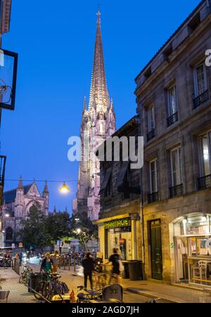 Quartier St-Michel et basilique de Saint Michel dans la nuit , la ville de Bordeaux, France Banque D'Images