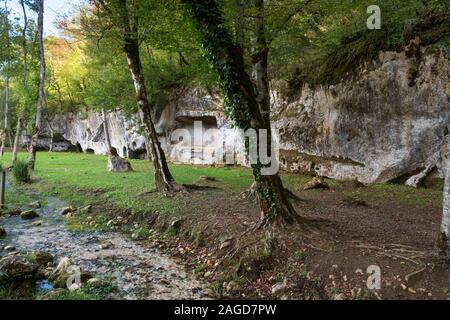 Dans les caves troglodytes rock au Château de Commarque, situé entre Sarlat et Les Eyzies, Dordogne, France Banque D'Images