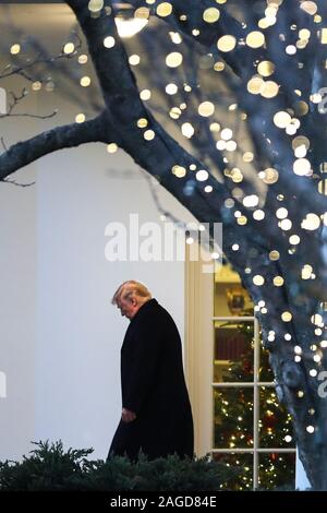 Le président Donald Trump promenades sur la pelouse Sud de la Maison blanche avant de monter à bord d'un marin le 18 décembre 2019 à Washington, DC., pour un voyage à Battle Creek, MI. (Photo par Oliver Contreras/SIPA USA) Banque D'Images