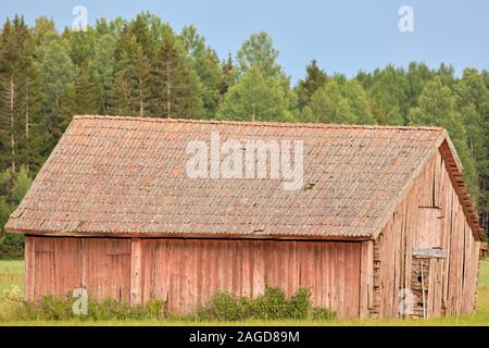 Ancienne grange en bois qui se désagrège à Roslagen, en Suède Banque D'Images