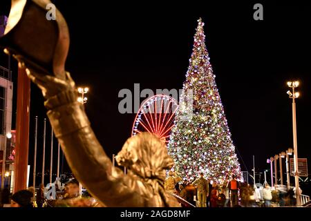 Port National Noël avec Washington statue en premier plan et la grande roue en arrière-plan Banque D'Images