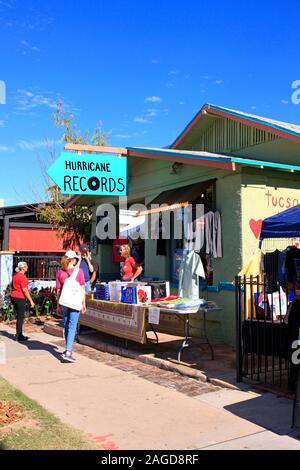 Les gens à l'extérieur de l'Ouragan Records vinyl store sur Quatrième Ave en centre-ville de Tucson, AZ Banque D'Images