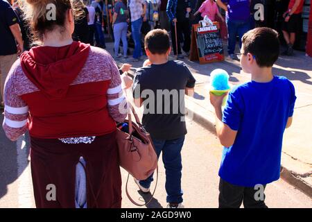 Les enfants avec de la glace concassée cônes avec leurs parents à la quatrième Ave street market à Tucson, AZ Banque D'Images