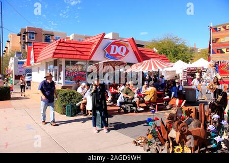 Les gens assis à l'extérieur un Dairy Queen sur une chaude journée ensoleillée à Tucson AZ Banque D'Images