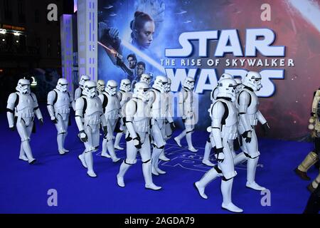 Londres, Royaume-Uni. Dec 18, 2019. Stormtroopers assister à la guerre des étoiles, la montée de Skywalker premiere, la neuvième tranche de la franchise Star Wars, au Cineworld Leicester Square Londres, ROYAUME UNI - 18 décembre 2019 Crédit : Nils Jorgensen/Alamy Live News Banque D'Images