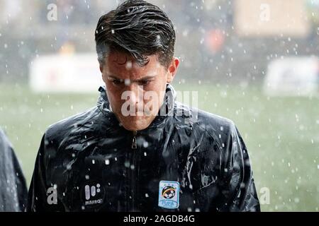 Kampala, Ouganda. 17 Dec 2019. Sous une pluie torrentielle, Johnathan McKinstry (entraîneur-chef, Ouganda) promenades retour à la chambre après avoir rejoint les joueurs sur le terrain pour célébrer leur victoire 1-0. L'Ouganda, Tanzanie v demi-finale Senior CECAFA Challenge Cup 2019. Star fois Stadium à Lugogo. XtraTimeSports (Crédit : Darren McKinstry) / Alamy. Banque D'Images