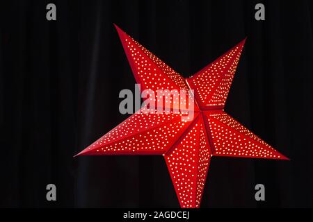 Red star lampe sur fond noir magic night light Banque D'Images