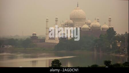 Mausolée du Taj Mahal vue à travers la brume de la rivière Yamuna, Agra, Uttar Pradesh, Inde Banque D'Images