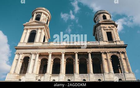 Photo à angle bas de l'église catholique Saint-Sulpice à Paris, France Banque D'Images