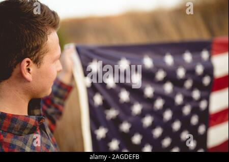 Gros plan d'un homme portant le drapeau du États-Unis Banque D'Images