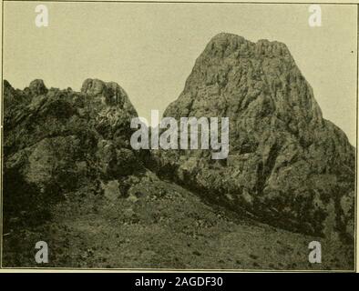 . La géographie du Texas, physiques et politiques. Fig. 13. De l'escarpe jalonnés de plaines, Blanco Canyon,Crosby Coi nty Le jalonnés de plaines, ou le Llano Estacado, bysofter sont formées de roches. Ils sont très élevé, - pour que le niveau de pro-duce l'étrange impression d'être montée dans everydirection -, mais ils vraiment plonger tout doucement vers le sud-est. Le long de la marge orientale d'escarpe ou ils sont par deeplycut, vallées à parois abruptes ou canyons, qui beenfoi ont-med, par le port de la tête d'action des eaux, ZONE ROUGE, Brazos, et le fleuve Colorado. Dans le nord-ouest ET LES SOLS DE SECOURS 25 partie de la Panh Banque D'Images