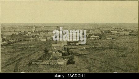 . La géographie du Texas, physiques et politiques. Fig. 10. Vue sur les plaines entre Childress et Matador plateaux à l'ouest. Il est séparé en deux parties par ahilly entre le bassin versant et le fleuve Colorado Brazos,connu sous le nom de Callahan se divisent. Wearand ^ ici stream rock decay n'ont pas encore complètement rompu les con-nexion entre la région des Prairies et que des plateaux, 1 Voir Géographie physique de la région du Texas, par Robert T. Hill(Folio 3, Atlas topographique de la United States), p. 7. Washington, 1900. 22 Géographie TIIK DU TEXAS comme c'est illustré par la télévision, le calcaire des collines enneigées. Wifi Banque D'Images