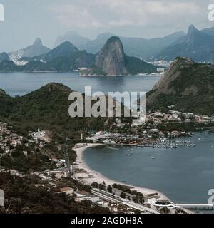 Vue aérienne de la municipalité de Niteroi à Rio de Janeiro, au Brésil, un jour sombre Banque D'Images