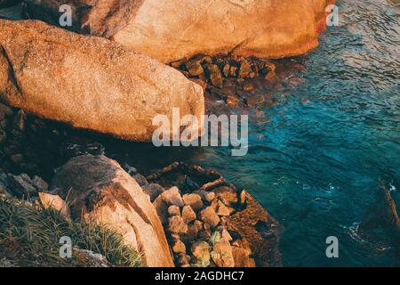 Photo en grand angle des formations rocheuses et des détails magnifiques Couleurs sur une plage à Niteroi Banque D'Images