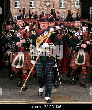 La Caserne à Brixham et pour la toute dernière fois le King's Own Scottish Borderers mars hors de leur quartier général régimentaire. Maintenant partie du Régiment Royal d'Écosse le KOSB après 317 ans de service, mars dans l'histoire avec la fusion de l'KOSB et le Royal Scots le samedi 3 juin 2006. Banque D'Images